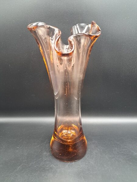 Mēdus krāsas stikla vāzīte,  ražotājs Līvānu SF. 1980.-ie gadi (Stikla vāze 136)