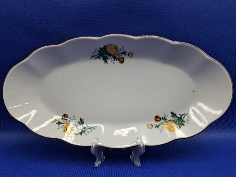 Garenais šķīvjis no pusdienu servīzes "Ārija" ar dzeltenām asterēm un tumši bŗūnu apvilkumu, RPR. L=30cm, maza glazūras nepilnība apakšā ( Ārija pusdienu 374)