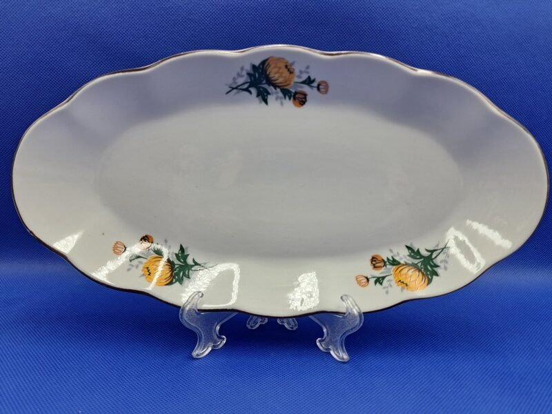 Garenais šķīvjis no pusdienu servīzes "Ārija" ar dzeltenām asterēm un tumši bŗūnu apvilkumu, RPR. L=30cm (Ārija pusdienu 373)