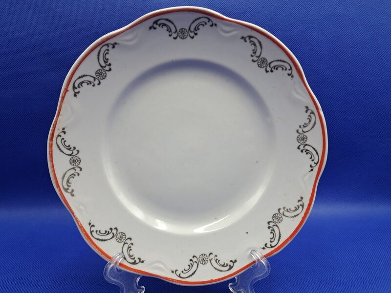 Salātu šķivis d=20cm ar sarkanu apvilkumu un pelēku gleznojumu, pusdienu servīze "ROKOKO", Rīgas porcelāna fabrika (Rokoko 196)