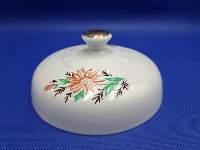 Sviesta trauka vāks ar gaiši brūnām puķēm uz zaļām lapām un zeltu, RPR (Citi 340)