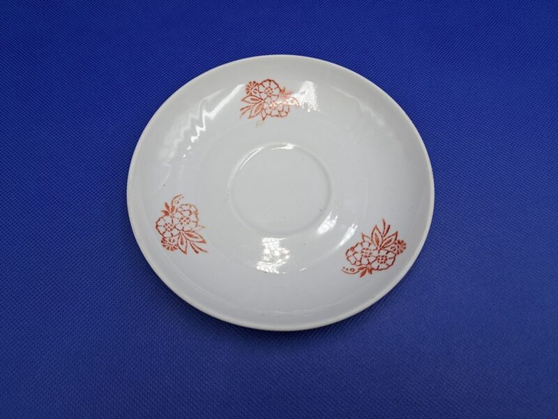 Apakštase, tējas servīze "Māra" ar sarkanām kontūru puķēm bez zelta, RPR (Māra tējas 204)