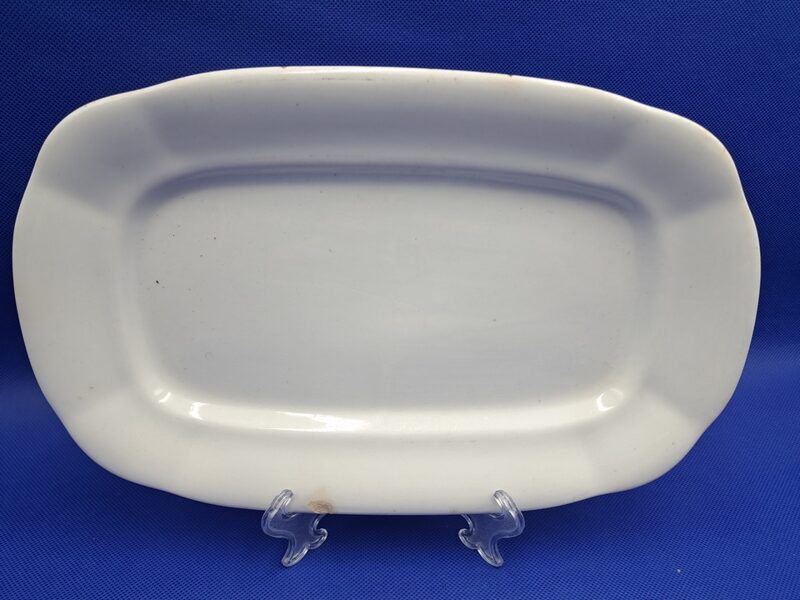 Servējamais garenais šķīvis, fajanss, balts bez zelta, Kuzņecovs. Izmērs: 29x18cm (Kuzņecovs 137)