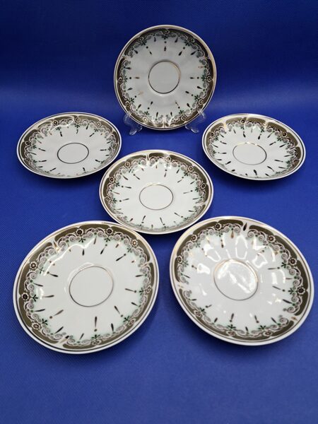 Apakštases ar retu haki krāsas dekolu un zeltu, tējas servīze "Sigulda", RPR (Sigulda 171)