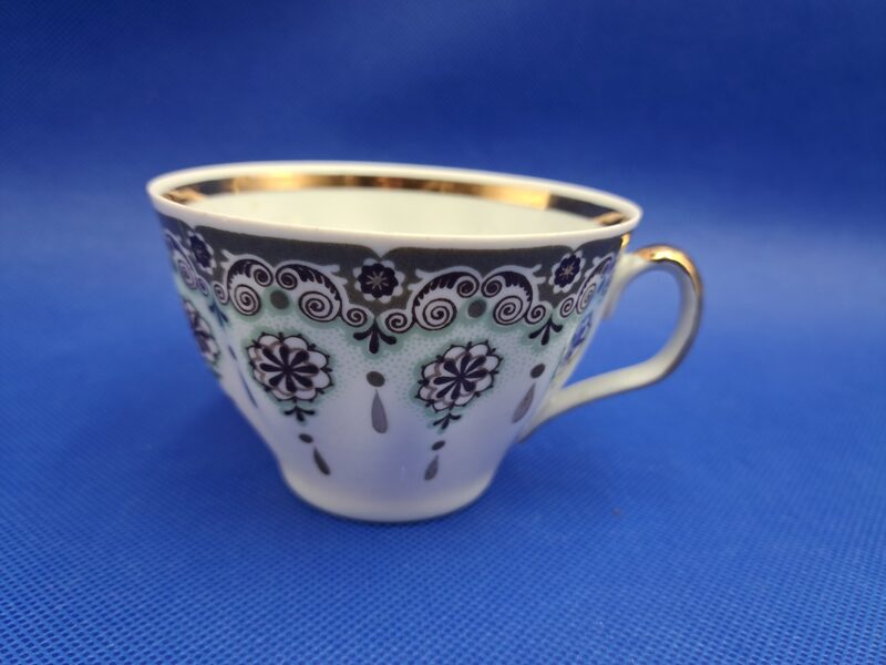 Krūzīte ar retu haki krāsas dekolu un zeltu, tējas servīze "Sigulda", plaisa. Tikai vitrīnas ekspozīcijai! (Sigulda 175)