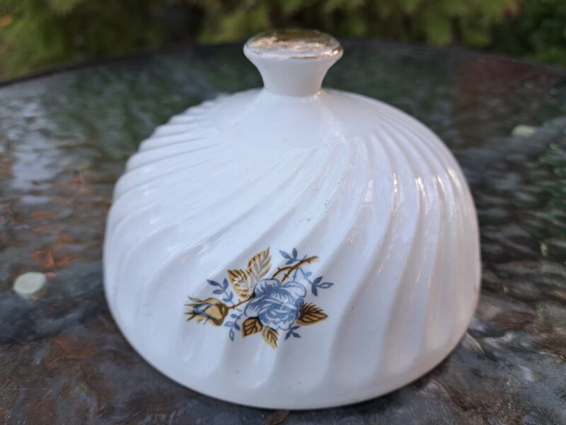 Vāks sviesta trauka zefīra formas ar "Ledus rozi" un zeltu, RPR (Citi 347)