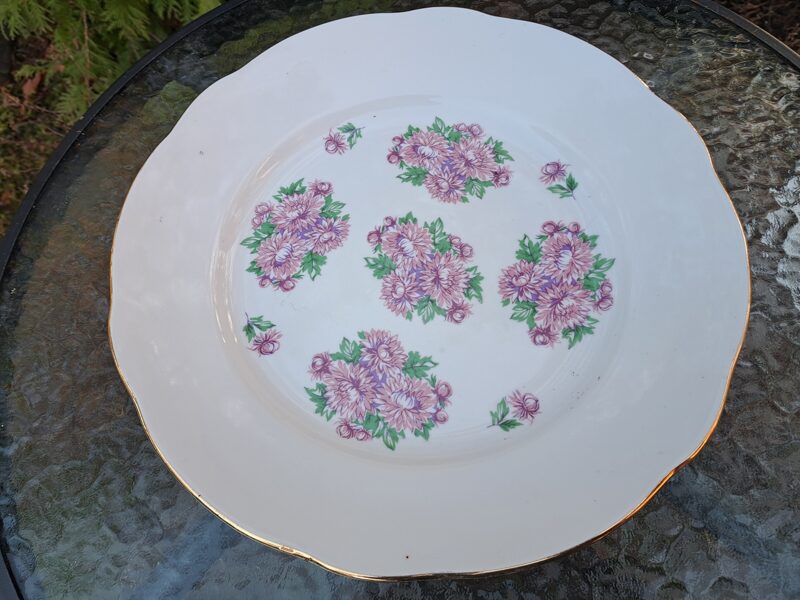 Servējamais šķīvis L=36cm ar violetām asterēm (5 pušķi un 4 puķes), forma "Vilnis",  RPR (Vilnis pusdienu 185)