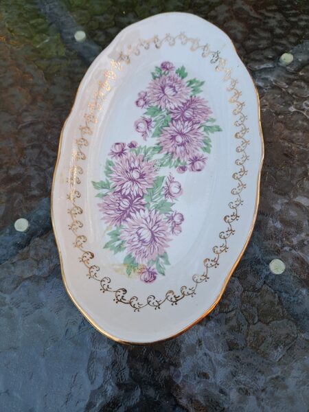 Garenais šķīvis Nr.1, L=27cm ar lillā rozītēm un zelta rakstu, forma "Vilnis",  RPR (Vilnis pusdienu 182)