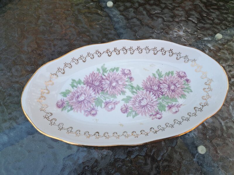 Garenais šķīvis Nr.2, L=27cm ar lillā rozītēm un zelta rakstu, forma "Vilnis",  RPR (Vilnis pusdienu 183)