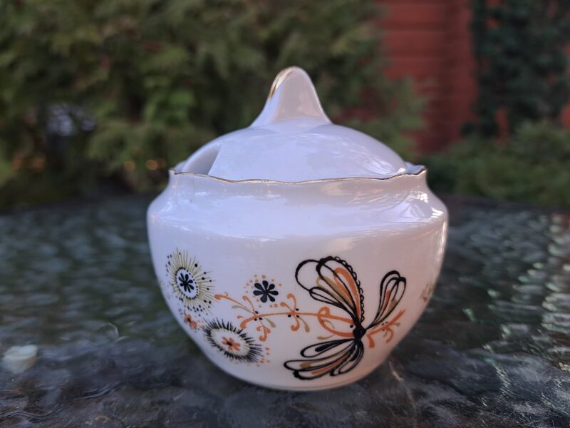 Cukurtrauks ar bešā-melnu dekolu, pusdienu servīze "Vilnis", RPR. (Vilnis 179)