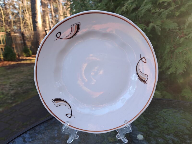 Salātu šķīvis ar brūnu dekolu, kā "Viktorijām" un brūnu apvilkumu gar malu, diam.20cm, forma "Ārija", RPR (Ārija pusdienu 388)