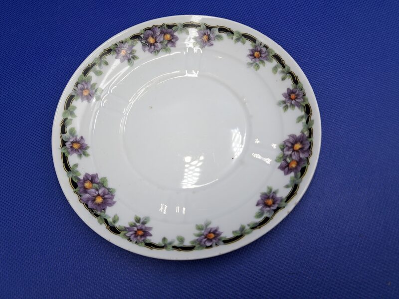 Apakštase ar violētām puķēm un melnu vainagu, reljefa virsmu, d=14,2cm, P.A.L.T. (Čehija 91)