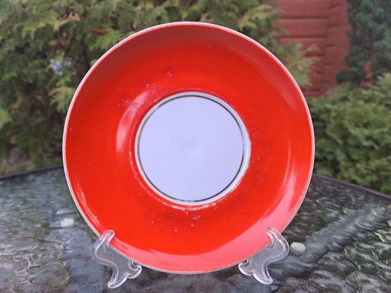 Lielās apakštases ar sarkani-oranžu krāsas pārklājumu un zelta riņķi centrā, RPR. Diametrs 15,5cm (Buljona 164)