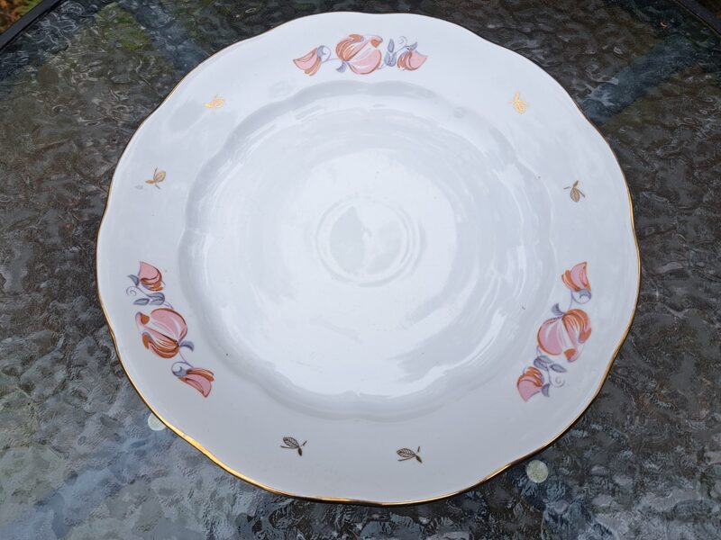 Vidējais servējamais šķīvis ar puķuzirnīšiem, pusdienu servīze "Ārija", RPR. D=27cm (Ārija pusdienu 390)