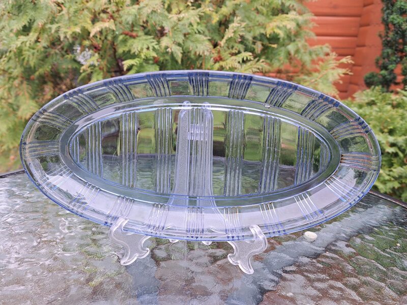 Vintāžs garenais zils šķīvis, presēts stikls, mini, NEMAN (Baltkrievija). 26cm x 13cm; h=3cm (Stikls sk 247)