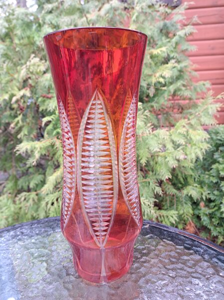 Sarkana stikla vāze ar paprdi, Strijas stikla rūpnīca (Stikla vaze 02)