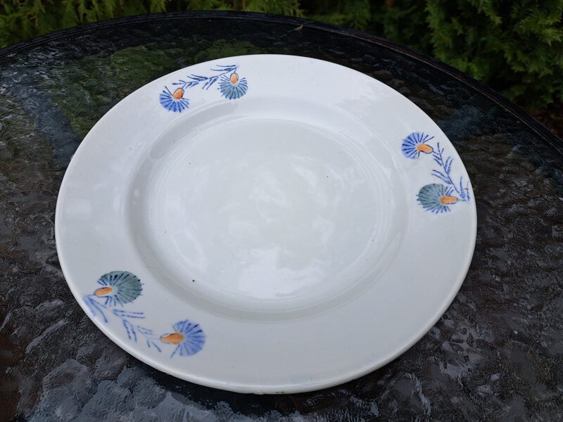 Otrā ēdiena šķīvis fajansa ar zaļām un zilām puķēm, no fajansa pusdienu sevīzes, PFF. Izmēri: Diam.24cm (Fajansa pusdienu 35)