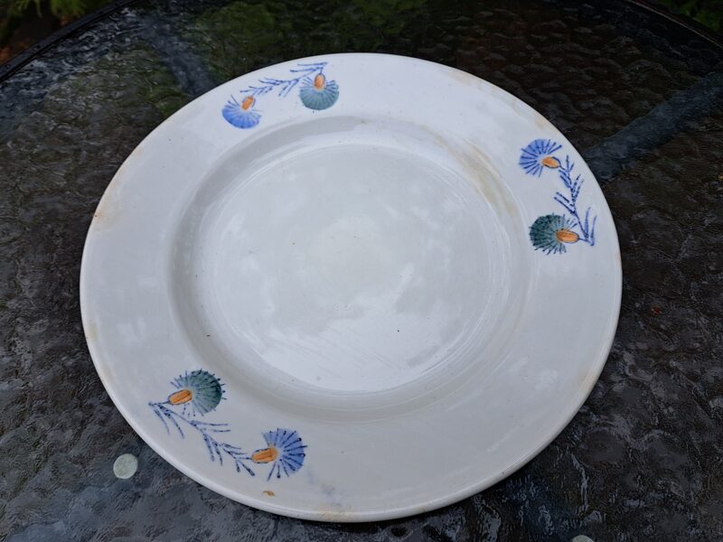 Otrā ēdiena šķīvis fajansa ar zaļām un zilām puķēm, no fajansa pusdienu sevīzes, PFF. Izmēri: Diam.24cm. Ceks (Fajansa pusdienu 36)