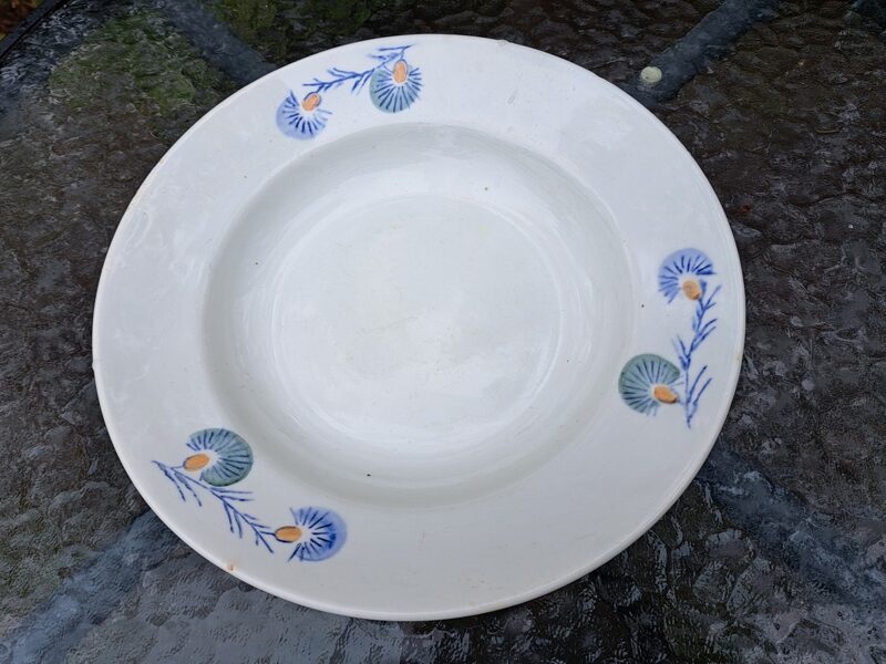 Zupas šķīvis fajansa ar zaļām un zilām puķēm, no fajansa pusdienu sevīzes, PFF. Izmēri: Diam.24cm (Fajansa pusdienu 34)