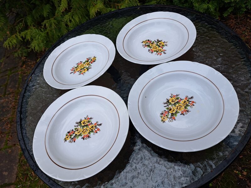 Zupas šķīvji, d=20cm ar dzeltenām rozēm, sarkanam puķēm, reljefa malu um brūni apvilkumu centrā, RPR (Citi pusd 269)