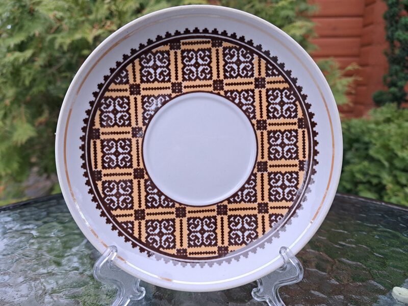 Lielā apakštase ar reti sastopamu tautīsku rakstu un bēšu lustrētu apvilkumu,  RPR. Diametrs 15,8cm (Buljona 169)