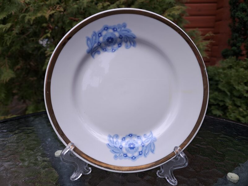 Kūku šķīvis ar zilu puķi un platu zelta apvilkumu gar malu, kafijas servīze "Aija-2", RPR (Aija-2 kaf 58)