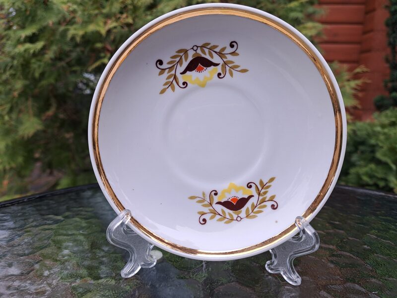 Apakštase ar brūnganām puķēm-zvaniņiem un zelta malu, tējas servīze "Aija-2", RPR (Aija-2 tējas 179)