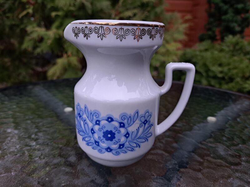 Krējuma kanniņa ar zilām puķēm un zelta rakstu, tējas servīze "Aija-2", RPR (Aija-2 tējas 177)