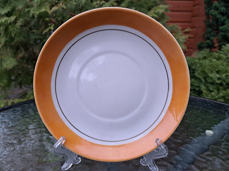 ielā apakštase ar oranžu malu un zeltu, PFF. Diametrs 16cm (Buljona 165)