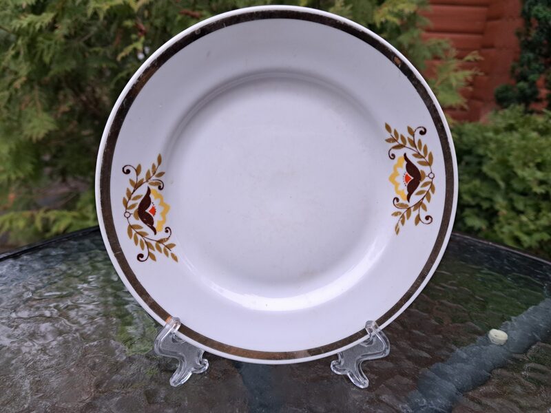 Kūku šķīvis ar brūnganām puķēm-zvaniņiem un zelta malu, tējas servīze "Aija-2", RPR (Aija-2 tējas 176)