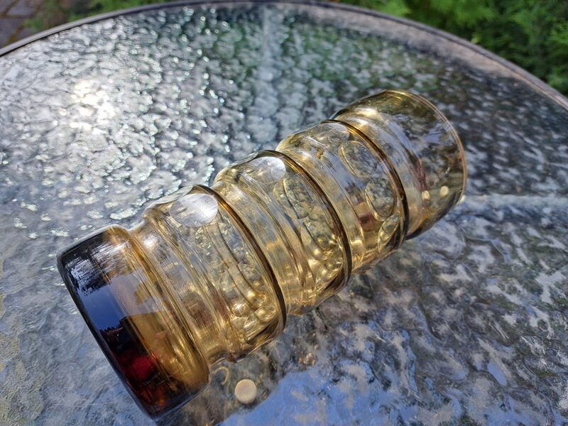 Griķu mēdus krāsas stikla vāze ar reljefa formu un rokas grāvēšanu (apļi), Latvijas stikls (Stikla vāze 98)