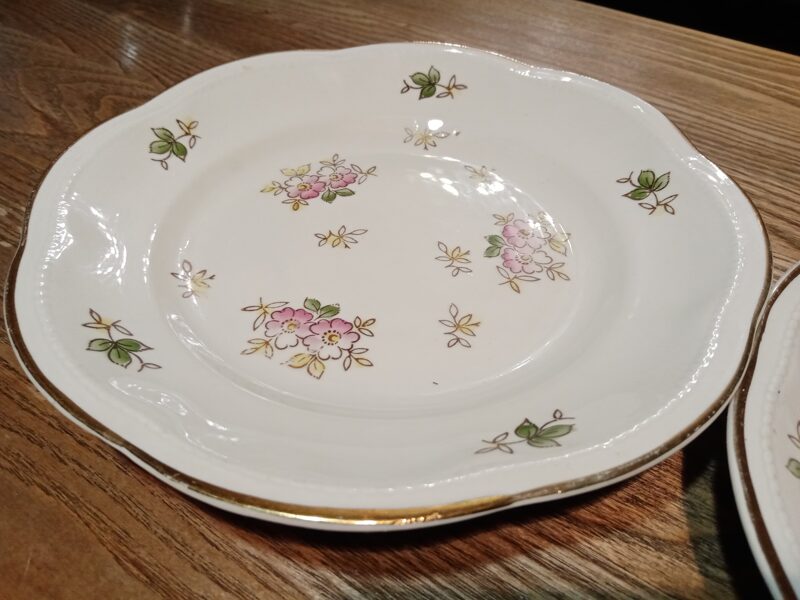 Šķīvis diam.20cm, pusdienu servīze "Virvīte" ar rozā puķītēm (Virvite 03)
