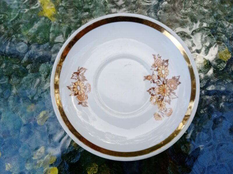 Apakštase no tējas servīzes no "Aija-2" ar dzeltanām un gaišu brūnām puķēm RPR