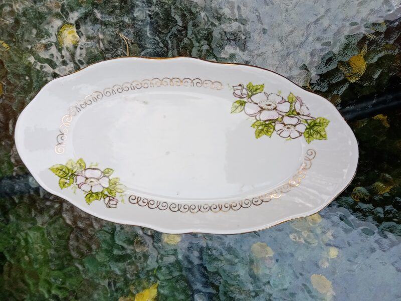 Garenais šķīvjis no pusdienu servīzes "Oktobris" ar rozā-zaļām puķēm, RPR