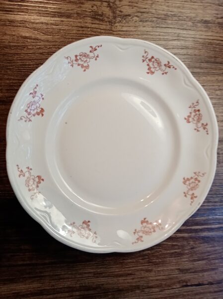 Pusdienu šķīvis (seklais, defekts)  no pusdienu servīzes ROKOKO ar brūnām rozītēm gar malu, RPF