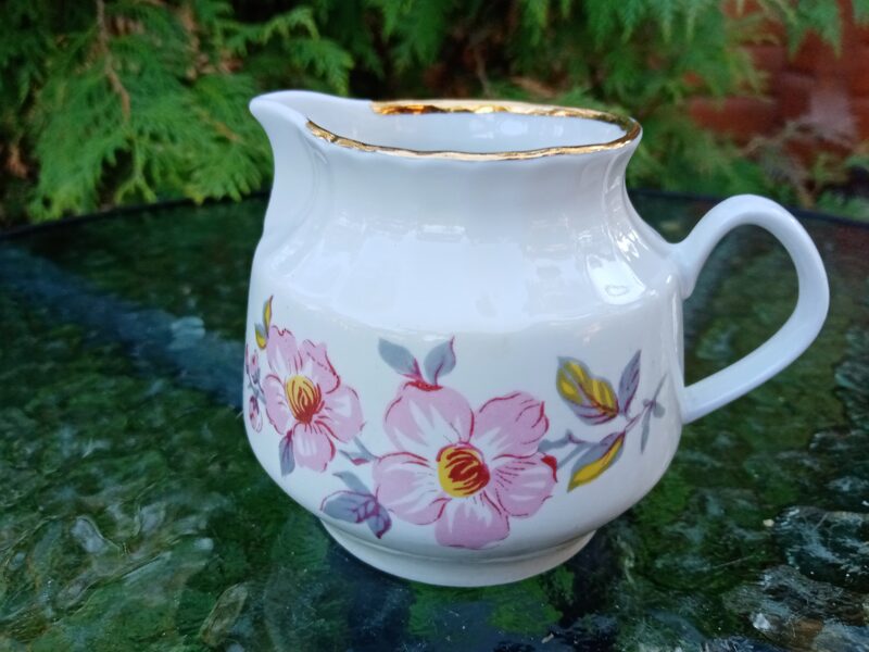 Krējuma kanniņa ar ābeļziediem, tējas servīze "Māra" (Māra tējas 10)