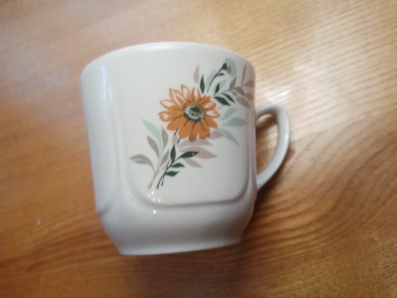 Skaista lielā krūzīte ar oranžu puķi (Citi 35)