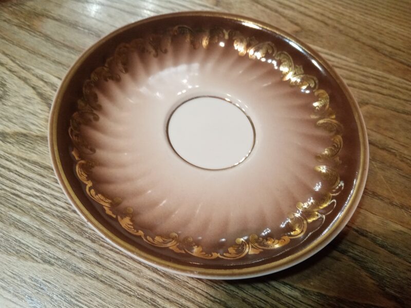 Apakštase, plānsienu kafijas servīze "RĪGA" brūna ar zelta ornamentu (Rīga 80 08)