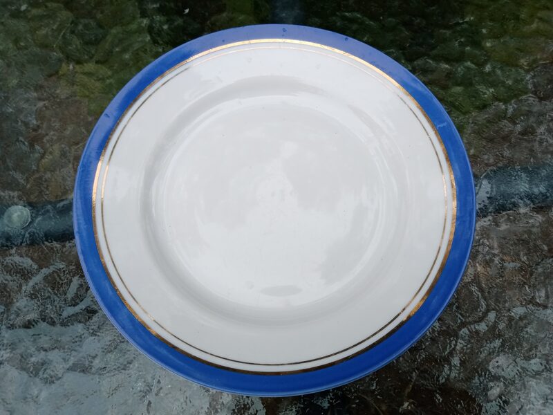 Deserta šķīvis ar zilu malu un zelta svītrām., d=15cm (Citi pusd 43)