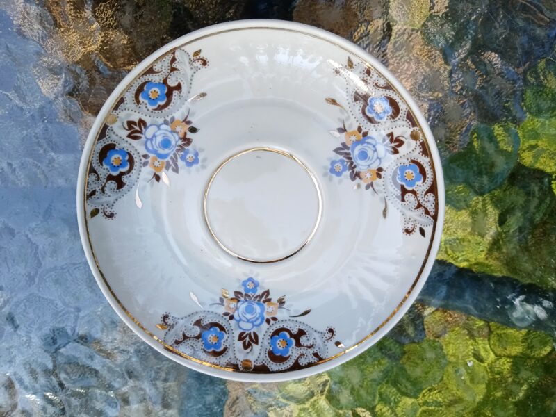 Apakštase no tējas servīzes "Māra" ar zilu un tumši brūnu dekolu (Māra tējas 39)