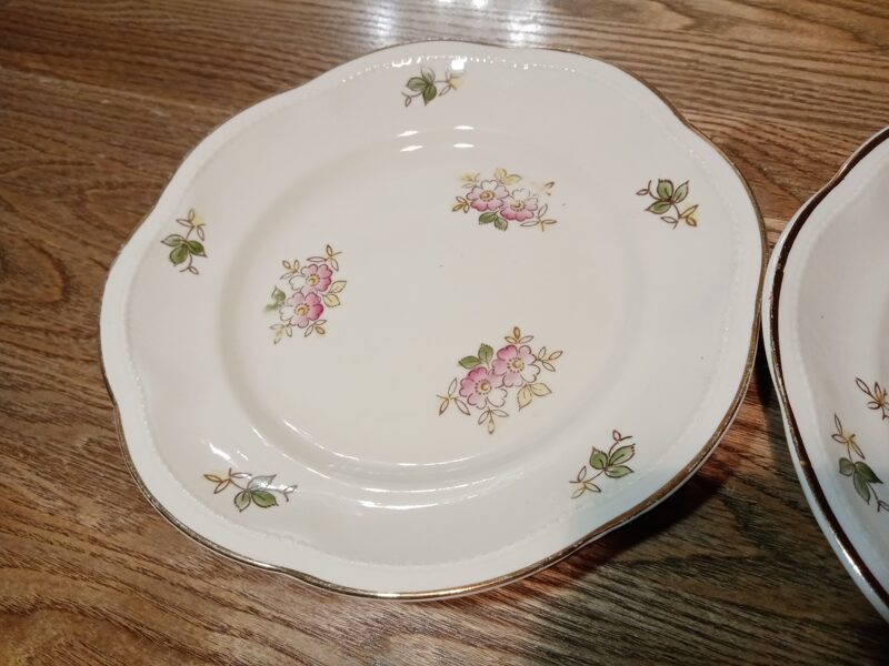 Šķīvis diam.20cm, pusdienu servīze "Virvīte" ar rozā puķītēm (Virvite 06)