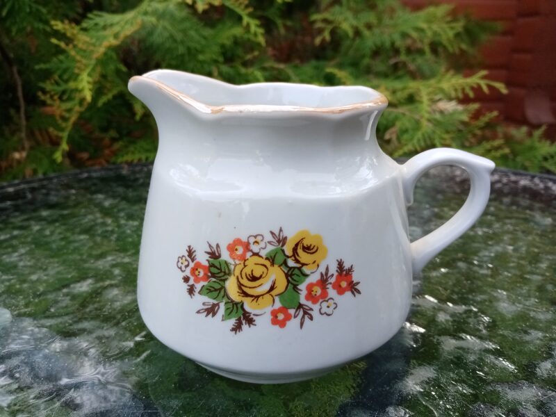 Krējuma kanniņa ar dzeltenām-sarkanām puķēm ar beša lustru (bez zelta), servīze "Karīna" (Karīna 38)