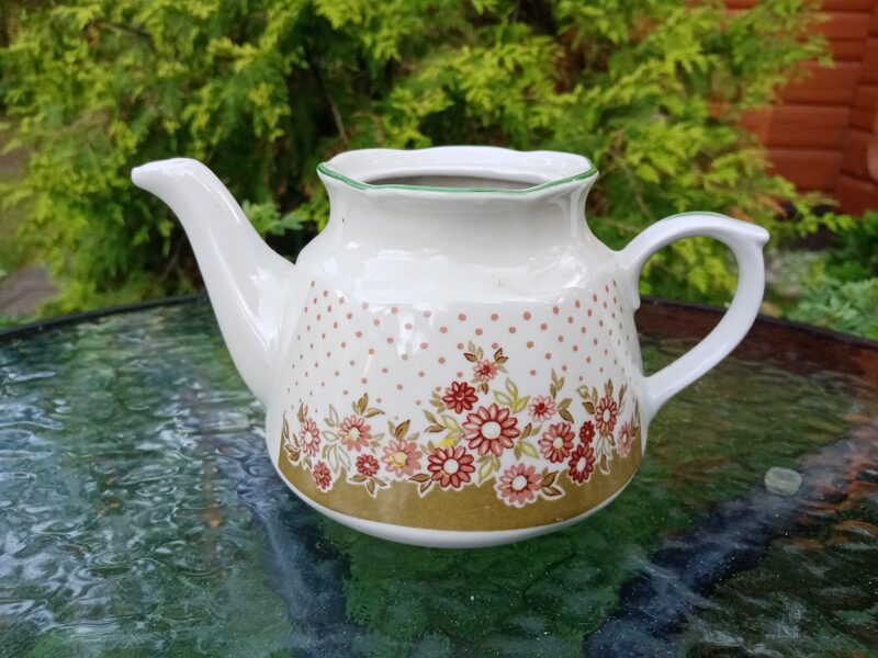 Tējkanna bez vāciņa, servīze "Karīna", dekols: haki krāsa ar bordo puķītēm ar spilgti zaļu lustru (Karīna 46)