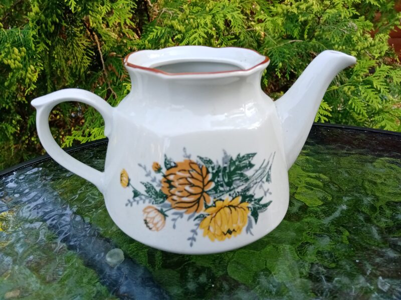 Tējkanna bez vāciņa, servīze "Karīna" ar dzeltenām asterēm bez zelta ar tumši brūnu lustru (Karīna 55)