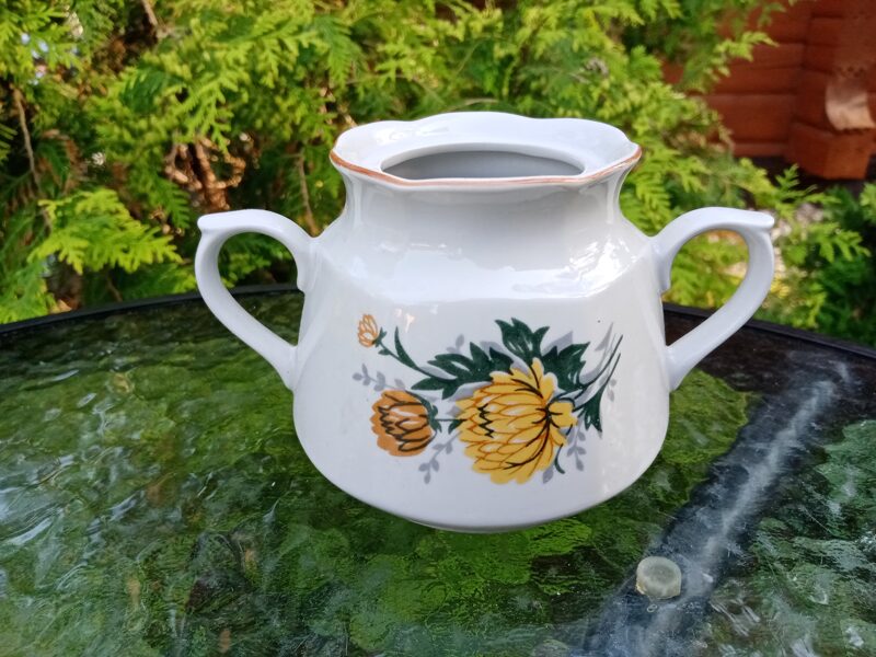 Cukurtrauks bez vāciņa, servīze "Karīna" ar dzeltenām asterēm bez zelta ar tumši brūnu lustru (Karīna 54)