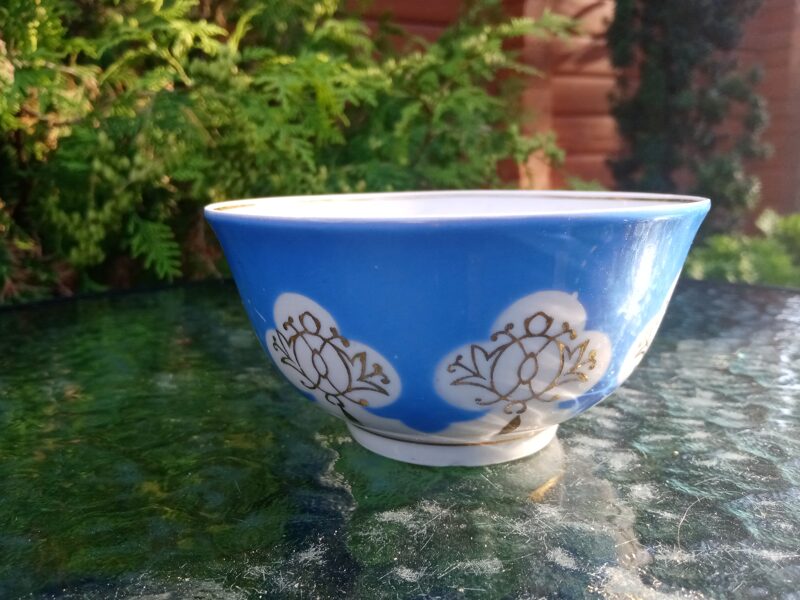 Vintāža bļodiņa balta ar zilu pārklājumu un zeltu, 60.-ie gadi, PFF. Diametrs 13cm (Citi 162)