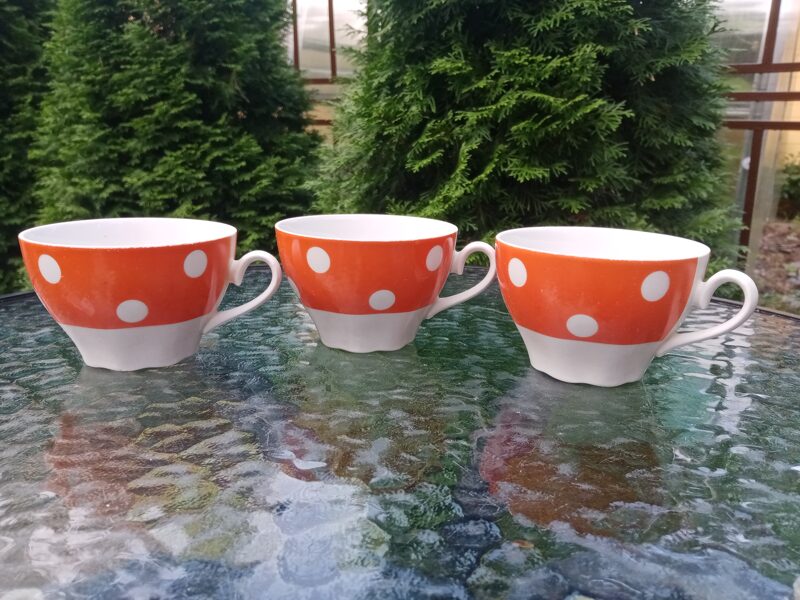 Tases, tējas servīze "Ārija", ar sarkanu ar baltu pumpainu dekolu (Ārija tējas 42)