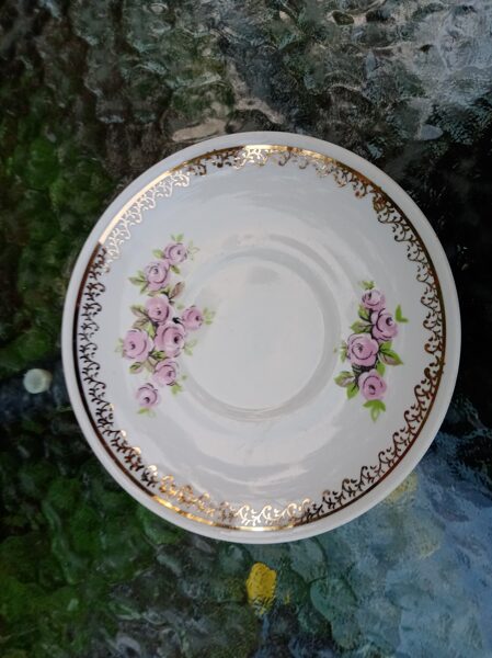 Apakštase no tējas servīzes no "Aija-2" ar rozā rozītēm un zelta rakstu (Aija-2 tējas 60)