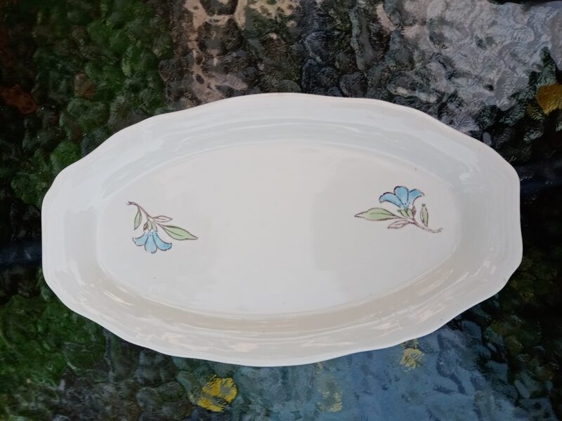Fajansa garenais šķīvis jauns ar gleznojumu - zilām puķēm (Fajansa pusdienu 10)