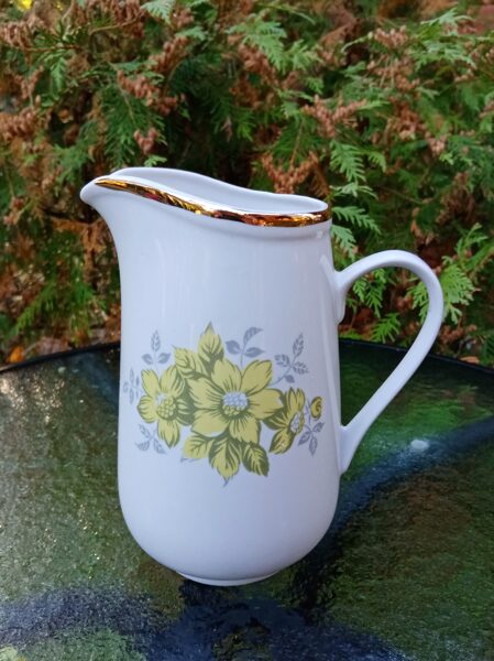 Sulas krūze taisna  ar dzetenām puķēm un zeltu (Krūze 38)